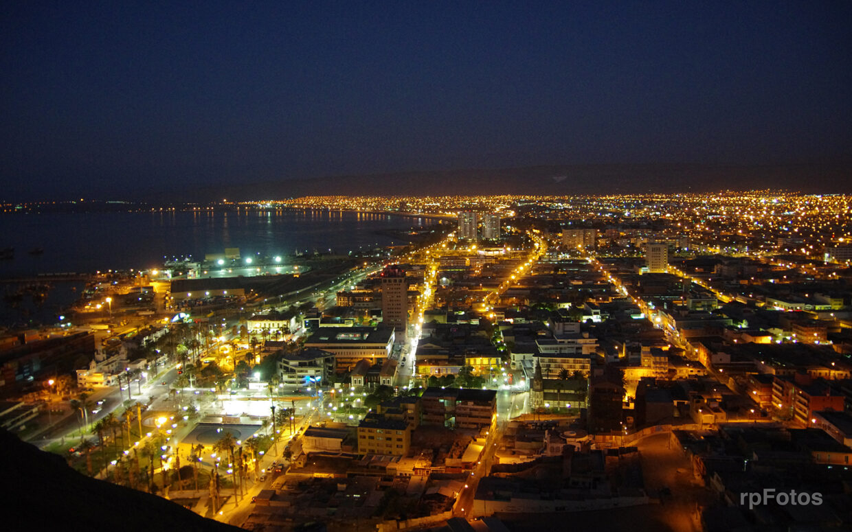 Vista nocturna de Arica desde el Morro