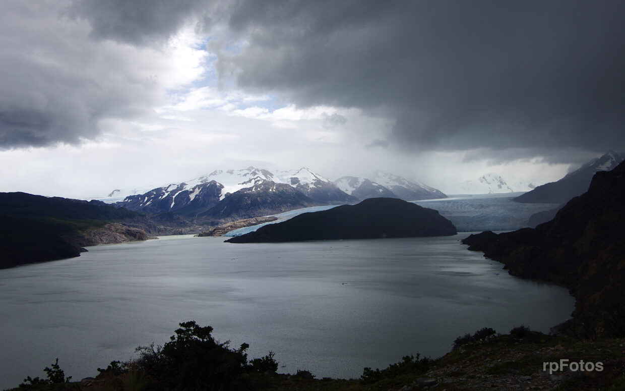 Ventisquero y Lago Grey