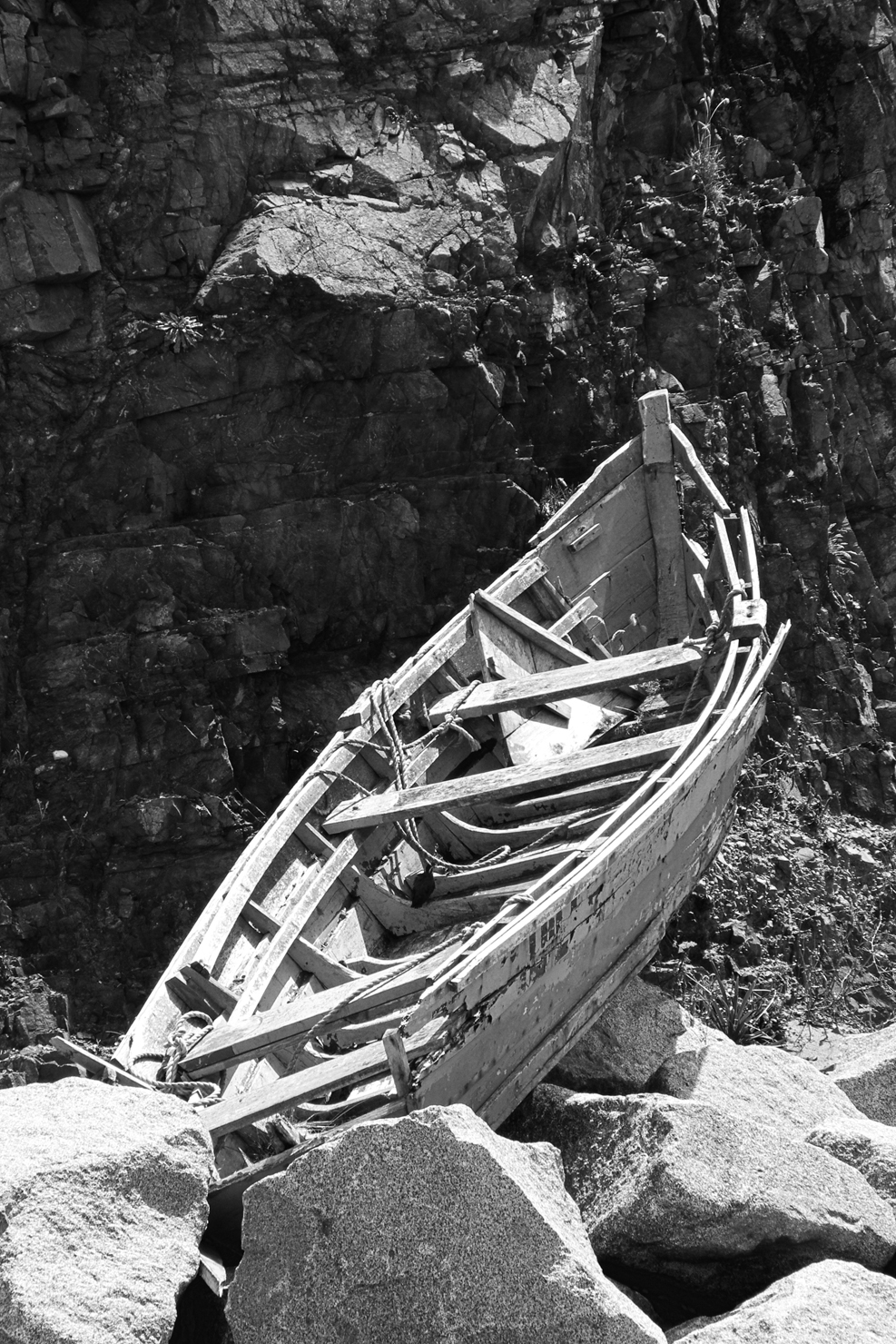 bote sobre rocas