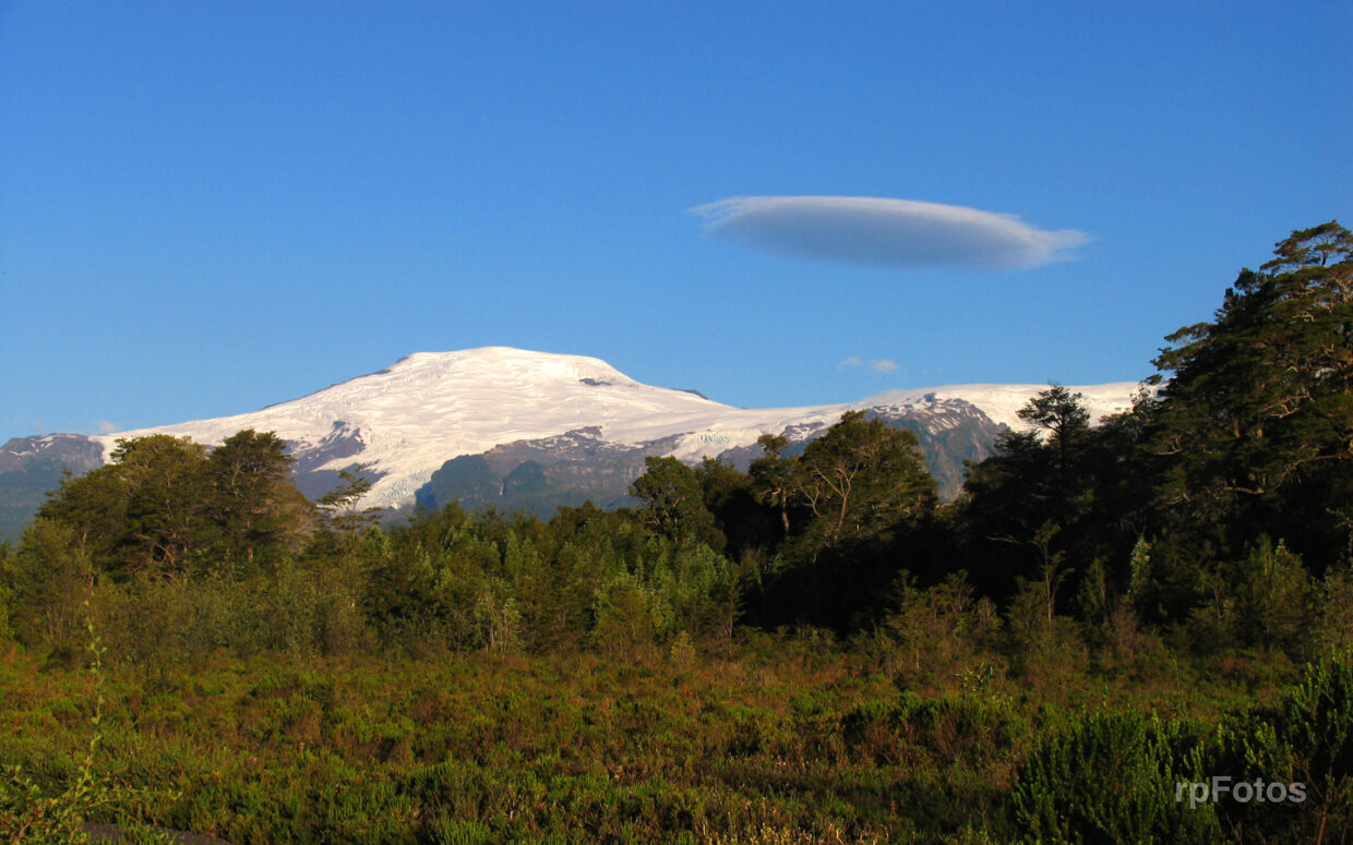 Volcán Michinmahuida y nube