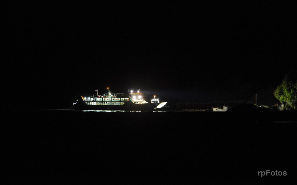 Transbordador nocturno en Chaitén