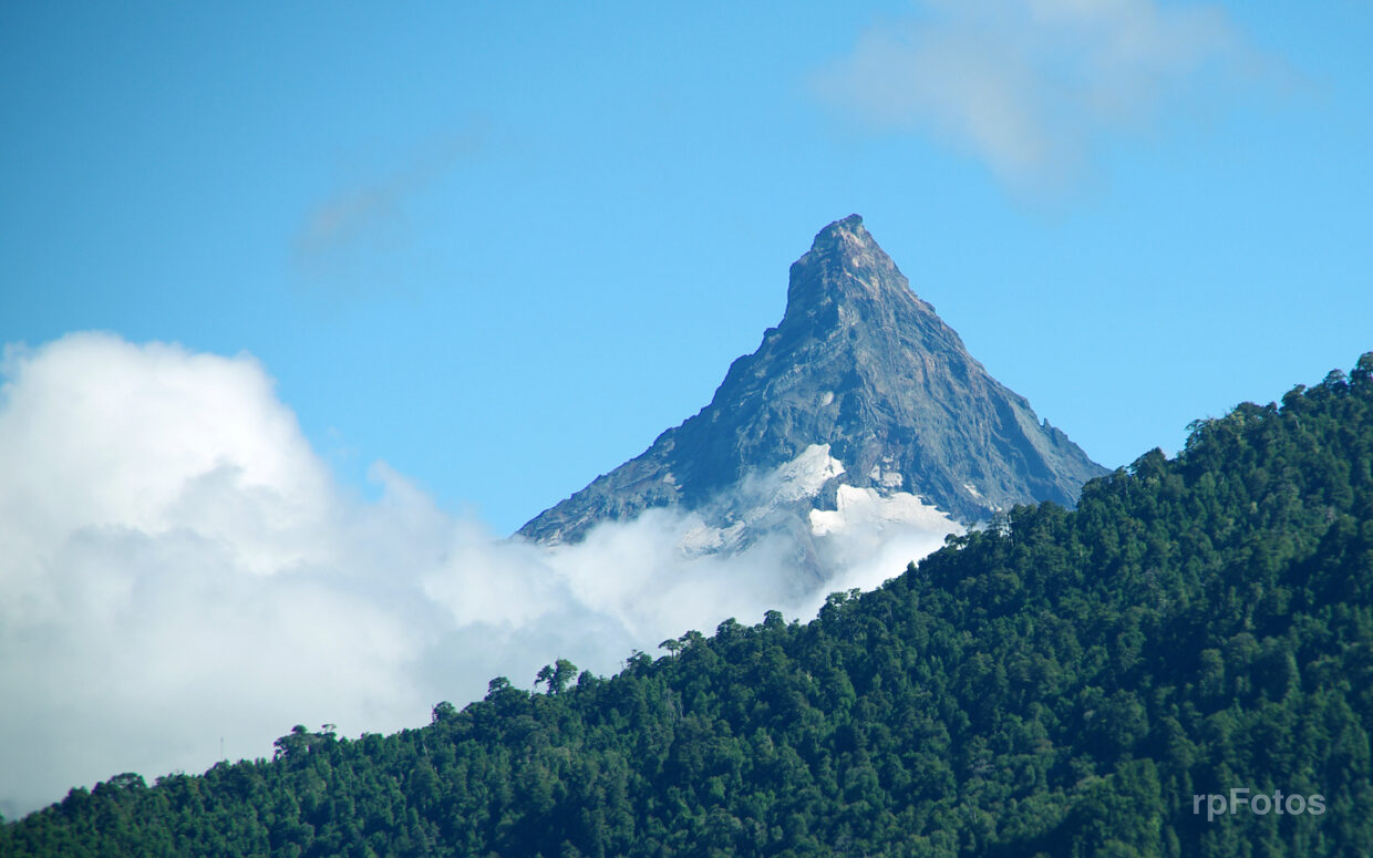 Cerro Puntiagudo desde lago Todos los Santos