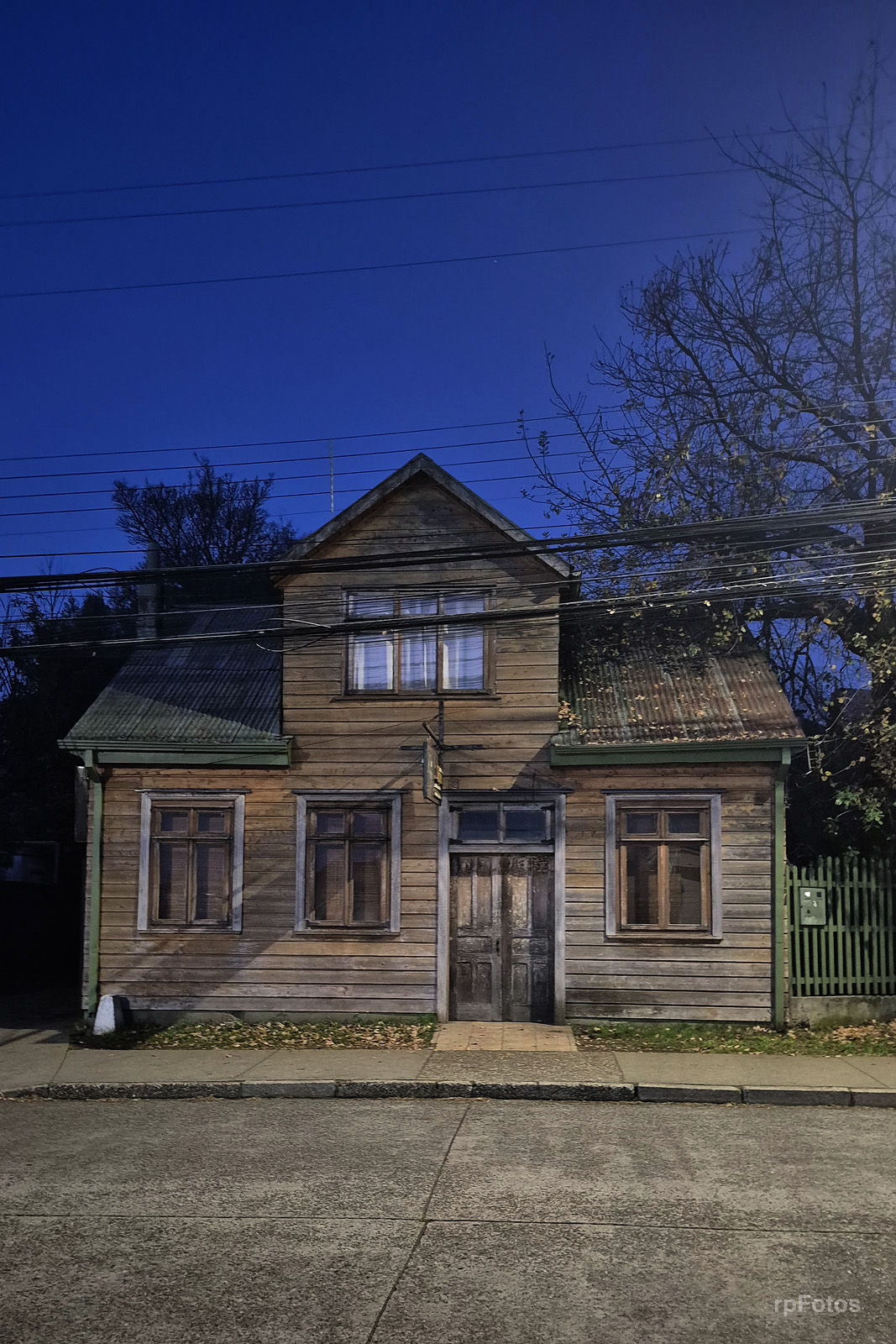 Panadería Lehman de noche en Valdivia